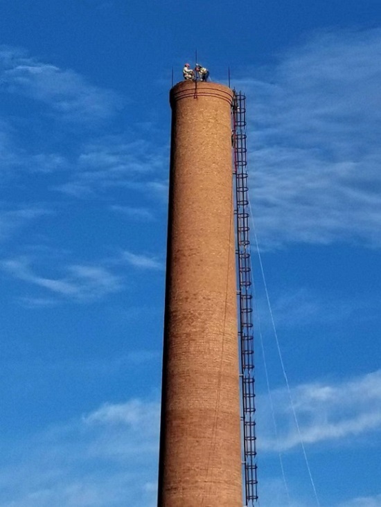 煙囪安裝避雷針:專業(yè)技藝鑄就安全防線
